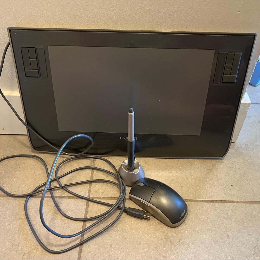 Wacom intuos3 Graphics Pen Tablet W/ Pen And Mouse